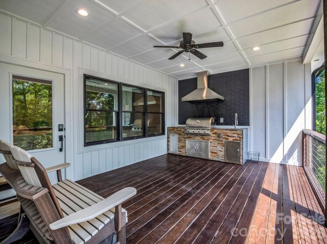 5717 Turnpike Road, Horse Shoe, NC 28742