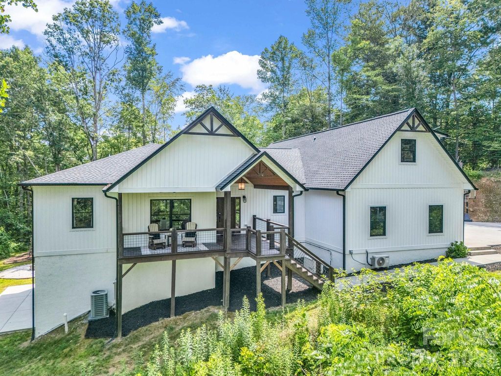 5717 Turnpike Road, Horse Shoe, NC 28742