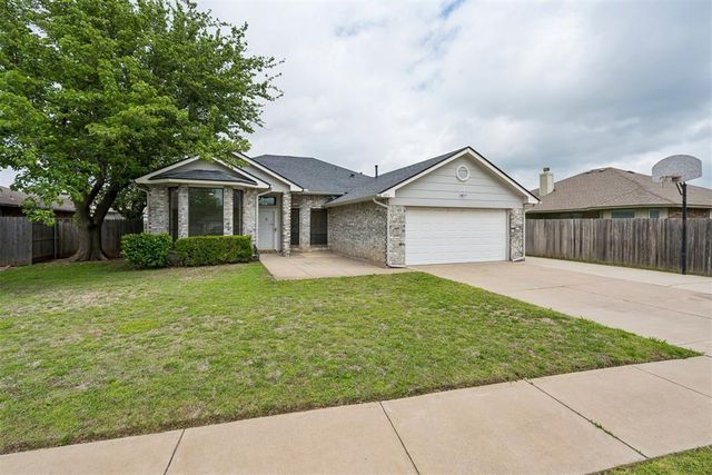 805 SE 35th Street, Moore, OK 73160