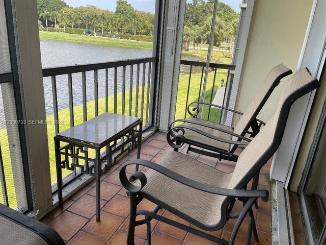 9423 S Hollybrook Lake Drive 203, Pembroke Pines, FL 33025