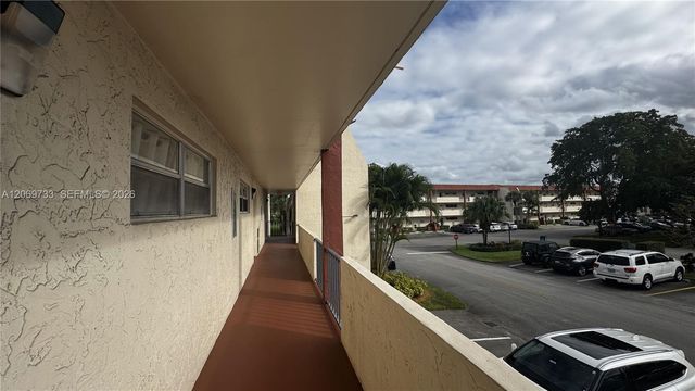 9423 S Hollybrook Lake Drive 203, Pembroke Pines, FL 33025
