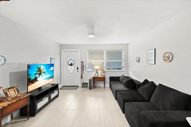 620 SW 10th St 1, Fort Lauderdale, FL 33315