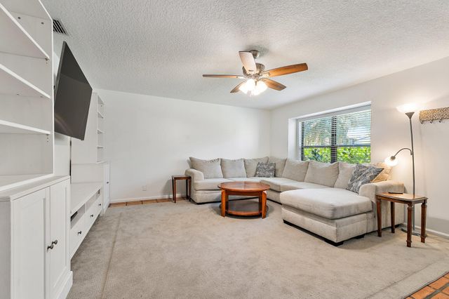 1007 Raintree Lane, Palm Beach Gardens, FL 33410