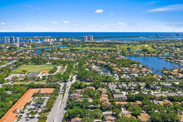 1007 Raintree Lane, Palm Beach Gardens, FL 33410