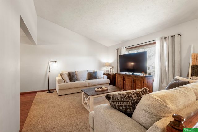 902 Iron Road, Papillion, NE 68046