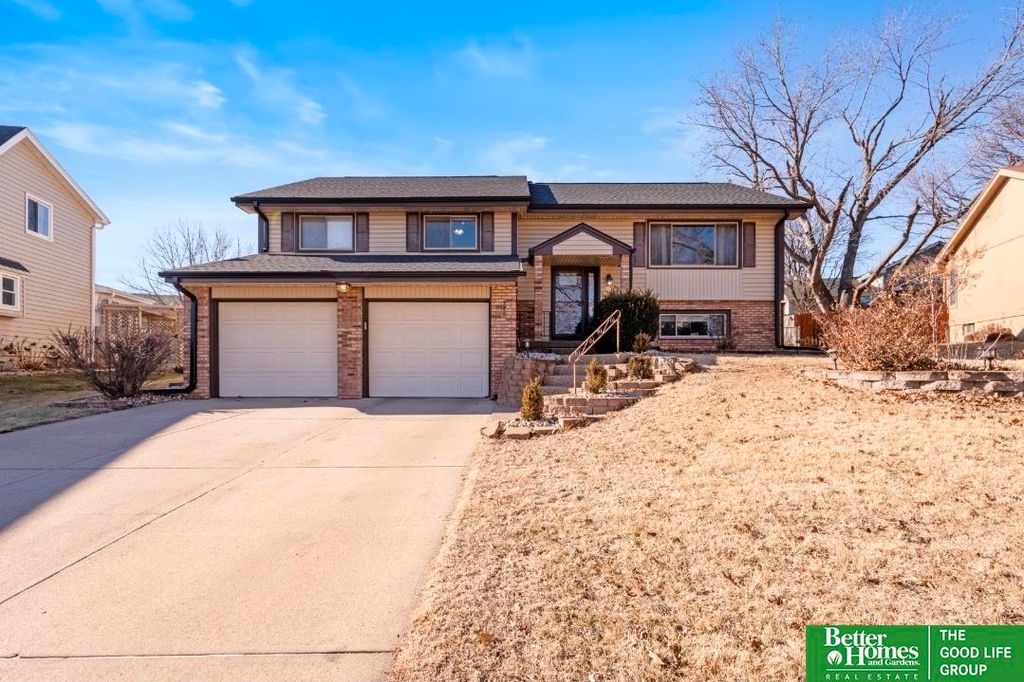 902 Iron Road, Papillion, NE 68046