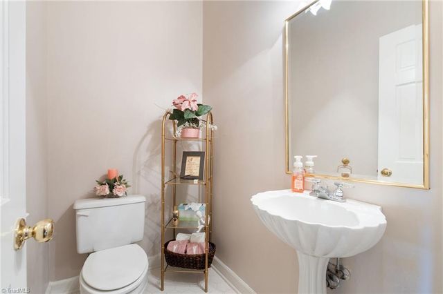 924 Ashley Glen Drive, Winston-salem, NC 27104