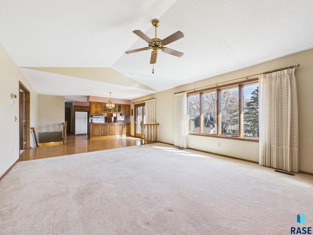 2408 E Stanton Dr Drive, Sioux Falls, SD 57103