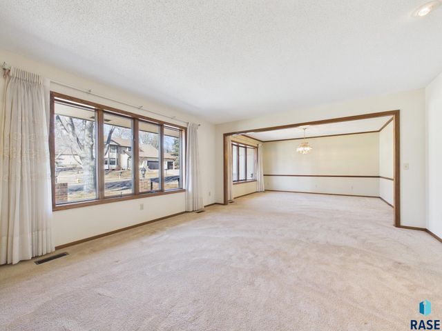 2408 E Stanton Dr Drive, Sioux Falls, SD 57103