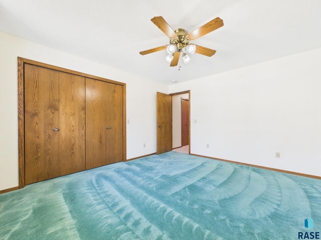 2408 E Stanton Dr Drive, Sioux Falls, SD 57103