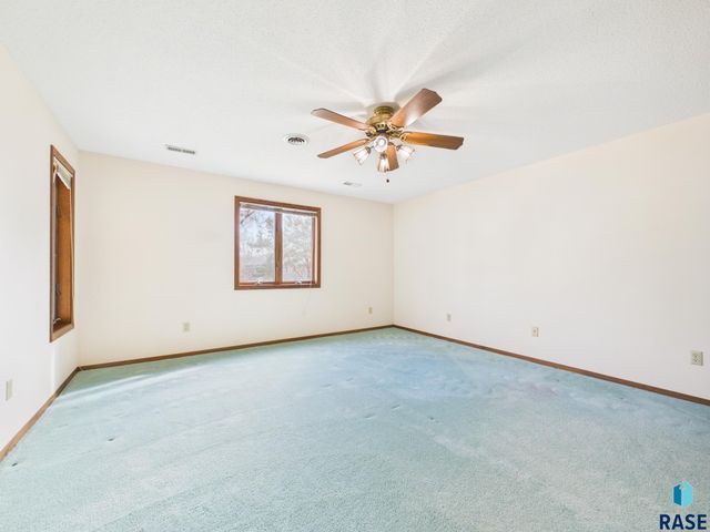 2408 E Stanton Dr Drive, Sioux Falls, SD 57103