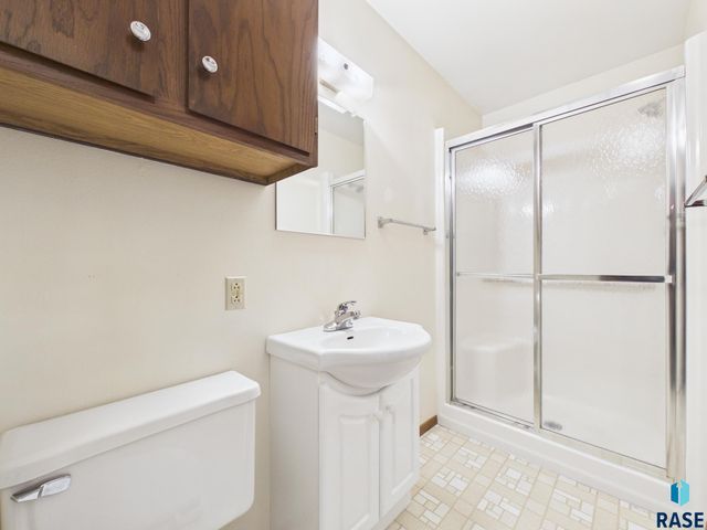 2408 E Stanton Dr Drive, Sioux Falls, SD 57103