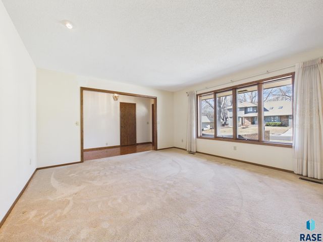 2408 E Stanton Dr Drive, Sioux Falls, SD 57103