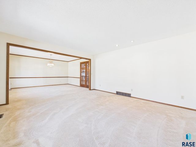 2408 E Stanton Dr Drive, Sioux Falls, SD 57103