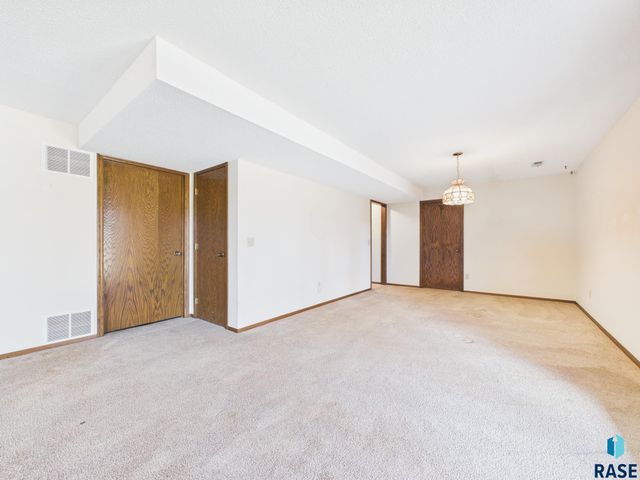 2408 E Stanton Dr Drive, Sioux Falls, SD 57103