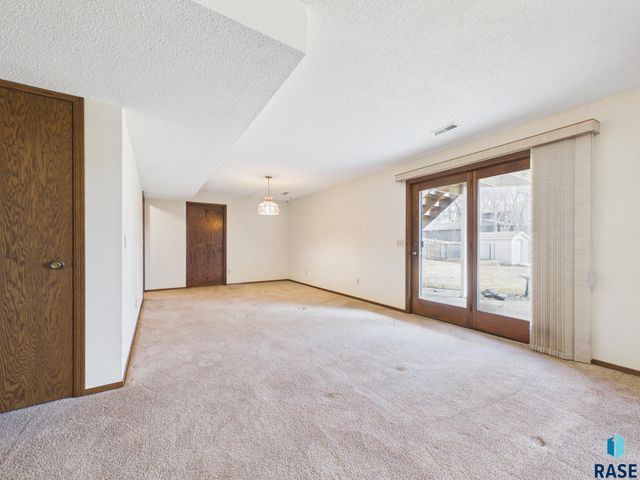 2408 E Stanton Dr Drive, Sioux Falls, SD 57103