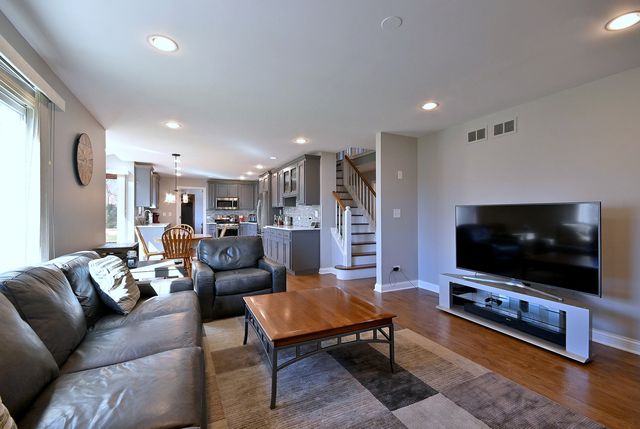 575 Montego Drive, Elk Grove Village, IL 60007