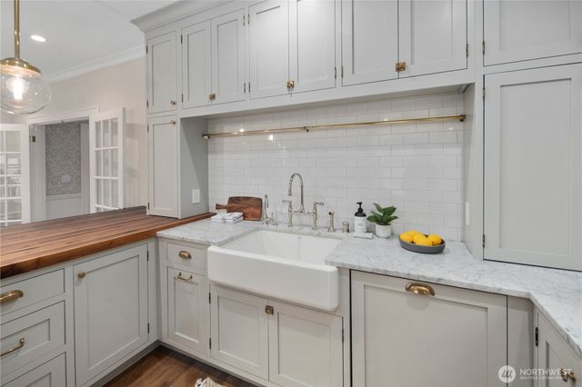 5265 16th Avenue NE, Seattle, WA 98105