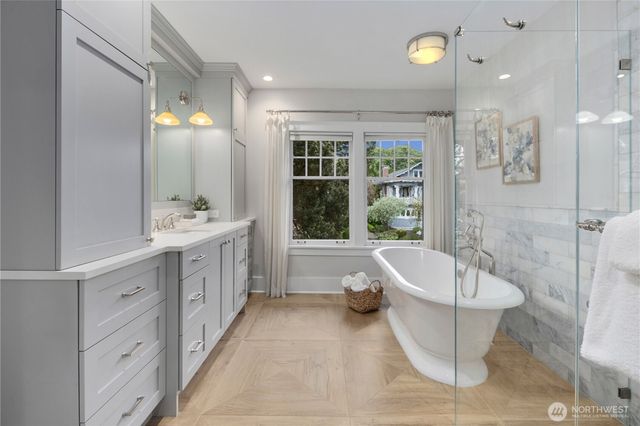 5265 16th Avenue NE, Seattle, WA 98105