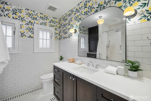 5265 16th Avenue NE, Seattle, WA 98105