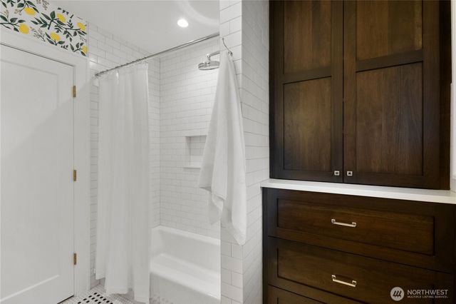 5265 16th Avenue NE, Seattle, WA 98105