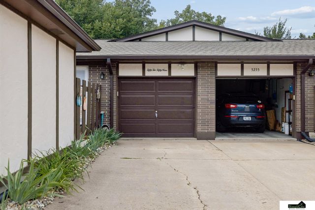 5259 Goldenrod Circle, Lincoln, NE 68512