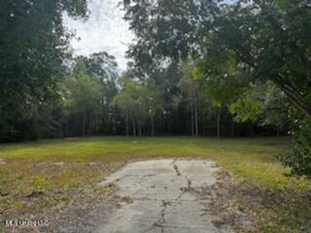 214 S Central Avenue, Waveland, MS 39576