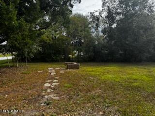 214 S Central Avenue, Waveland, MS 39576