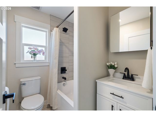 104 DEL MONTE Ave, Tillamook, OR 97141