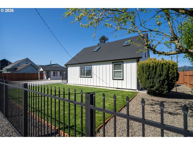 104 DEL MONTE Ave, Tillamook, OR 97141