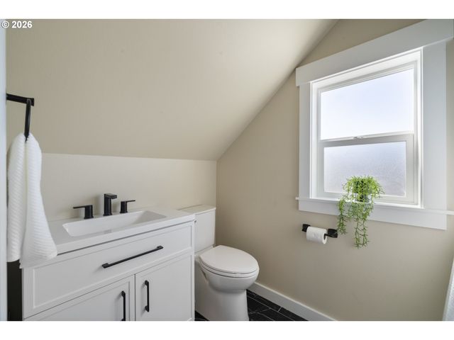 104 DEL MONTE Ave, Tillamook, OR 97141