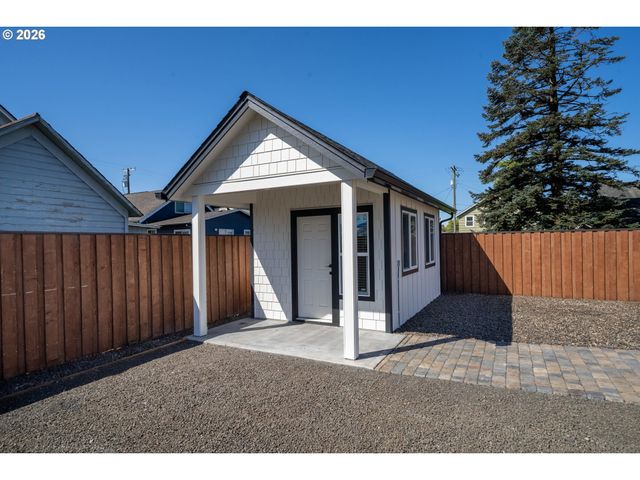 104 DEL MONTE Ave, Tillamook, OR 97141
