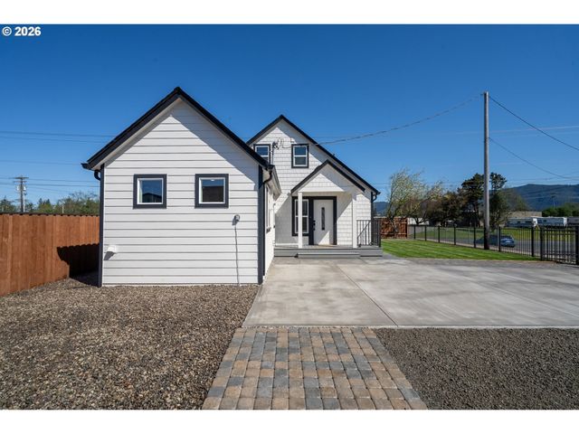 104 DEL MONTE Ave, Tillamook, OR 97141