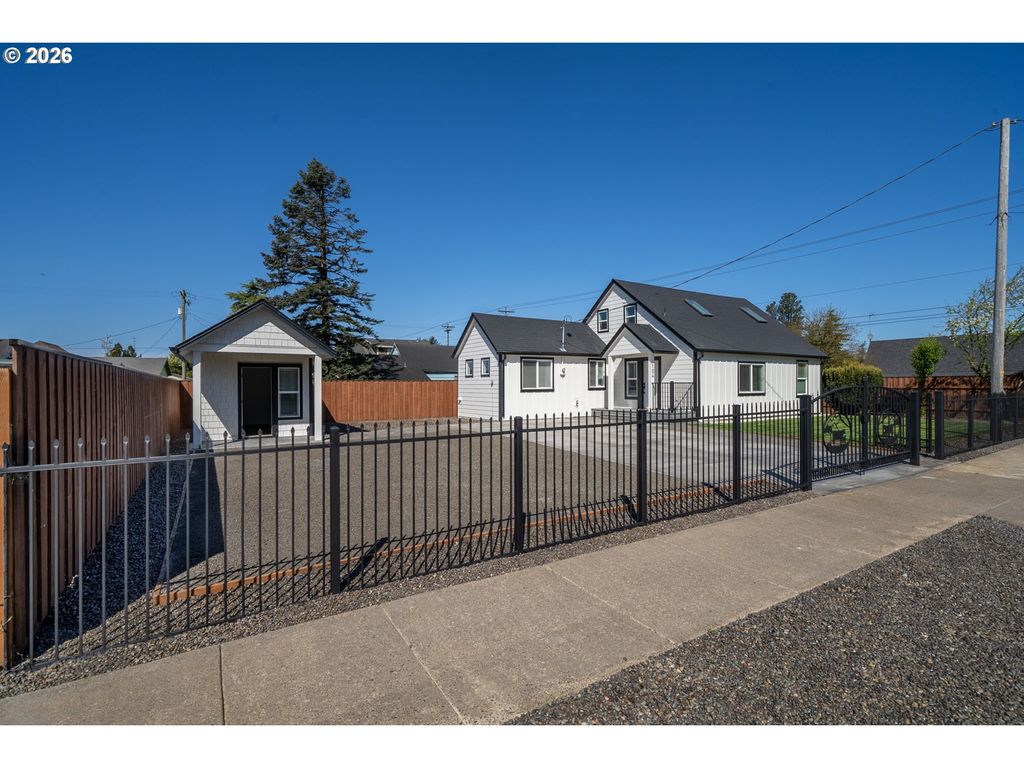 104 DEL MONTE Ave, Tillamook, OR 97141