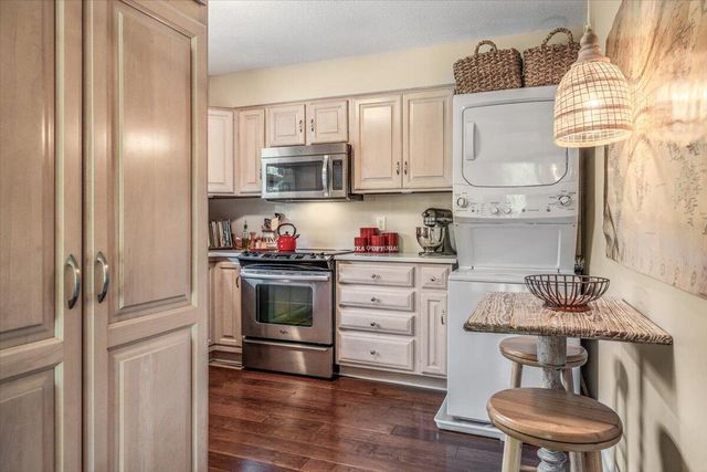 2727 S Lakeshore Drive G27, Shoreham Vllg, MI 49085