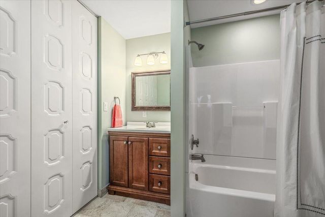 2727 S Lakeshore Drive G27, Shoreham Vllg, MI 49085