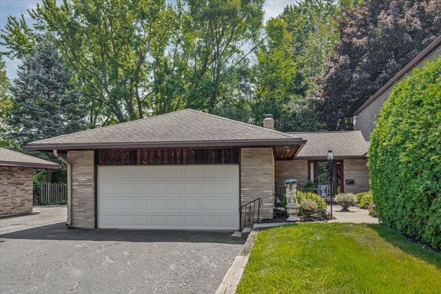 2727 S Lakeshore Drive G27, Shoreham Vllg, MI 49085