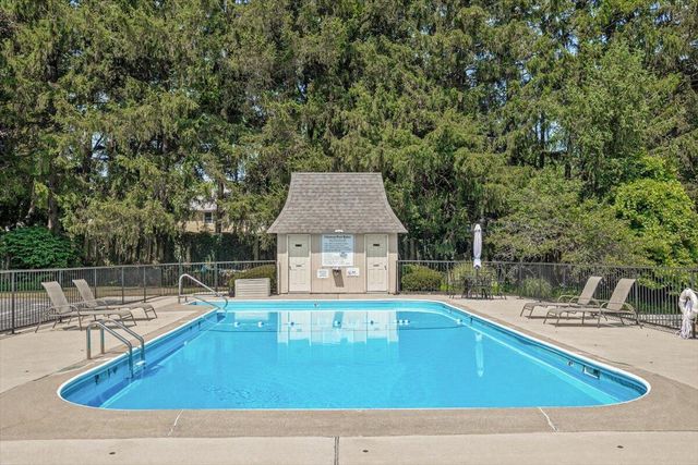 2727 S Lakeshore Drive G27, Shoreham Vllg, MI 49085