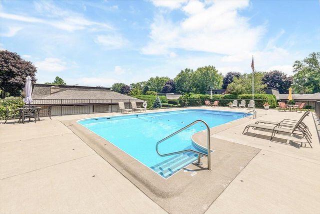 2727 S Lakeshore Drive G27, Shoreham Vllg, MI 49085