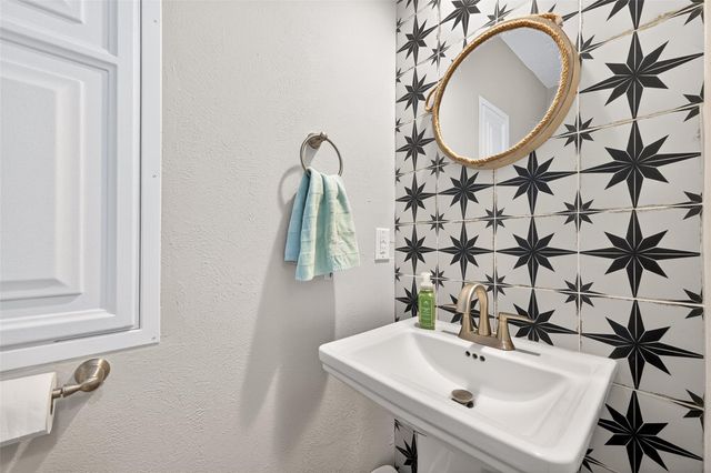 37 Windsor Drive, Conroe, TX 77304
