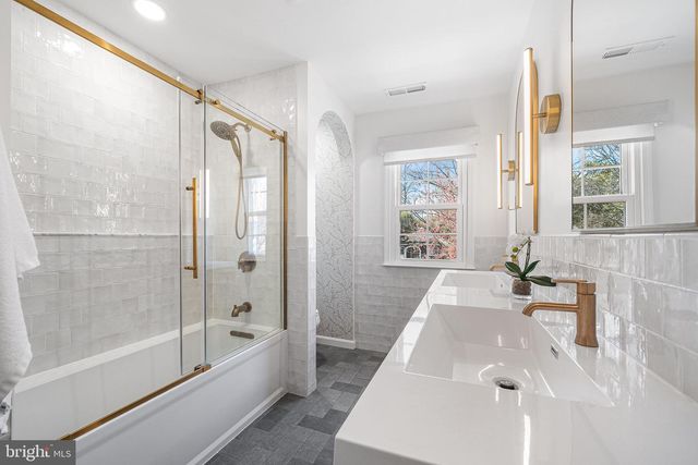 29 N OAKLAND ST, Arlington, VA 22203