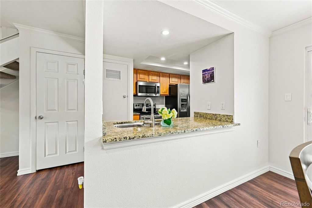 Image 5 of property listing at 6046 S Willow Way, Greenwood Village, CO 80111
