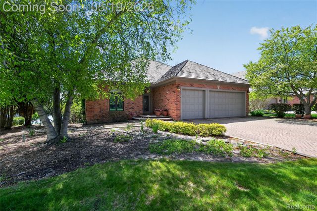 24 Chateaux Du Lac, Fenton Charter Township, MI 48430