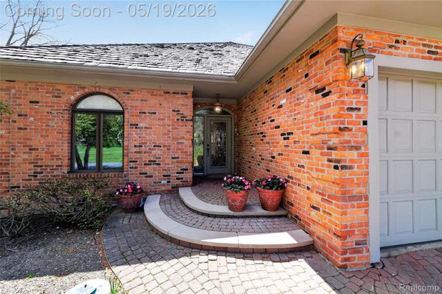 24 Chateaux Du Lac, Fenton Charter Township, MI 48430