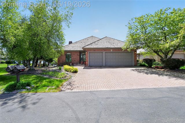 24 Chateaux Du Lac, Fenton Charter Township, MI 48430