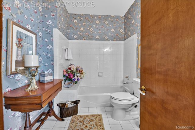 24 Chateaux Du Lac, Fenton Charter Township, MI 48430