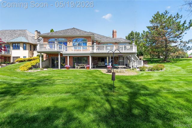 24 Chateaux Du Lac, Fenton Charter Township, MI 48430
