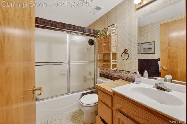 24 Chateaux Du Lac, Fenton Charter Township, MI 48430