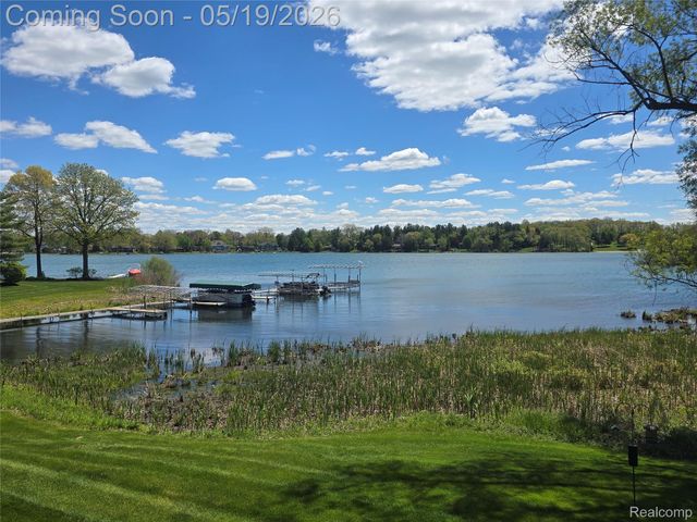 24 Chateaux Du Lac, Fenton Charter Township, MI 48430