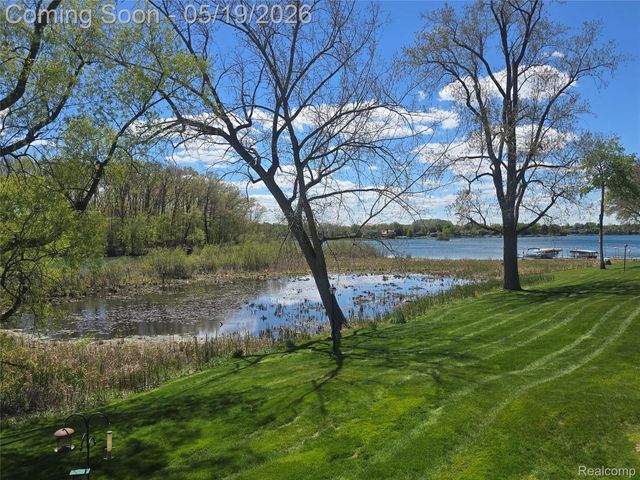 24 Chateaux Du Lac, Fenton Charter Township, MI 48430